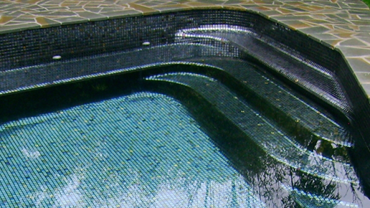 Cómo instalar el mosaico sobre piscina de poliester