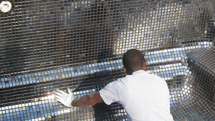 Cómo instalar el mosaico sobre piscina de poliester