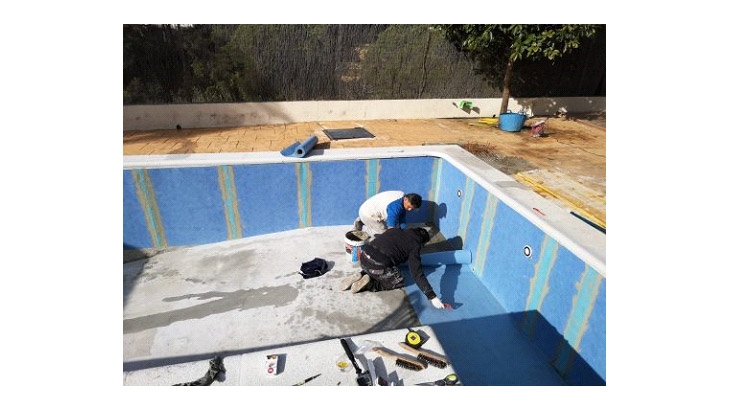 Instalación de mosaico en piscinas de prolipropileno