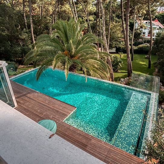 Espectacular piscina gresite verde turquesa para una villa en el bosque