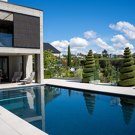 Un espectacular proyecto de piscina de gresite gris en una villa en Nueva Zelanda