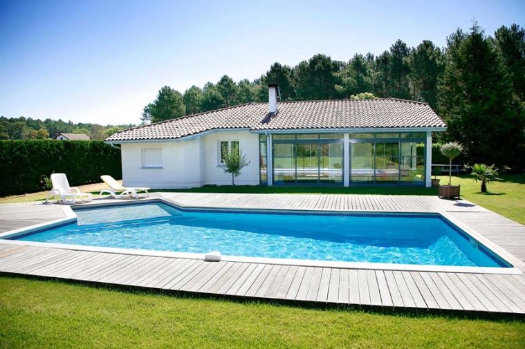 Piscina con gresite blanco