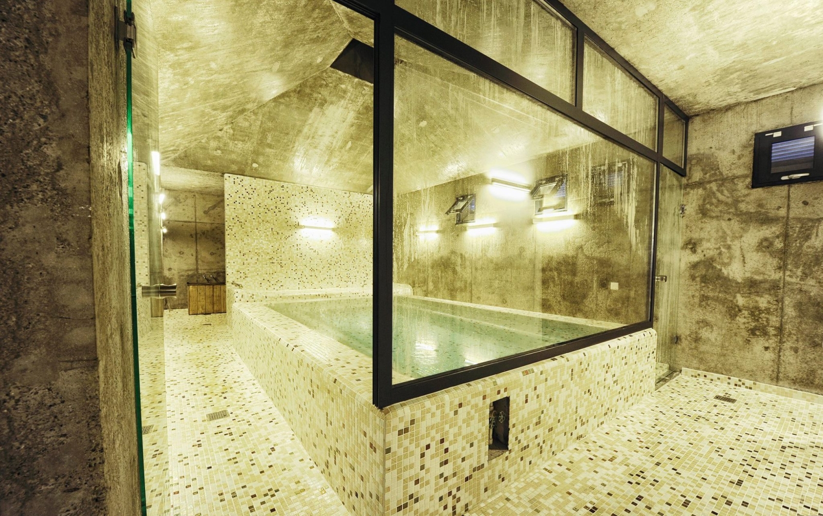 Lisi_Lake_Sulfur_Baths_Wellness_Ezarri