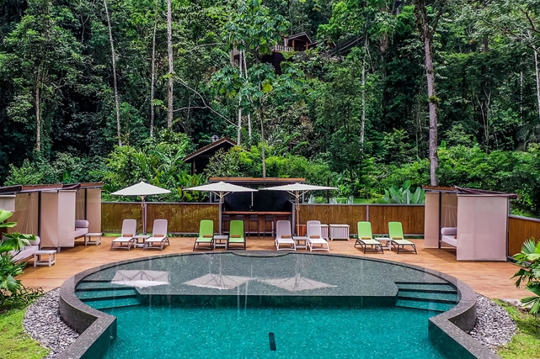 Una piscina infinity en la selva