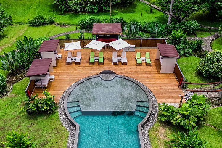 Una piscina infinity en la selva