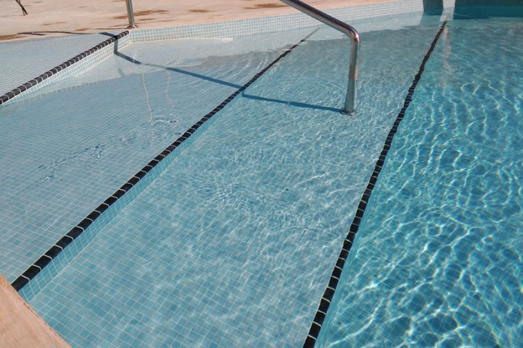 Escaleras de piscina de gresite con la pieza Corner