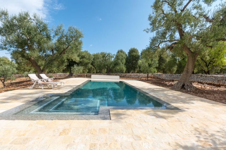 piscina GIS con azulejos en Puglia