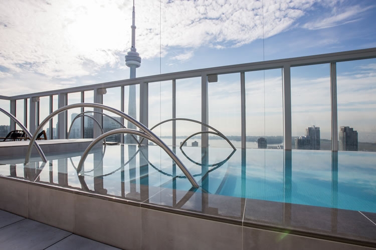 Une piscine d’Ezarri en mosaïque espagnole dans le ciel de Toronto