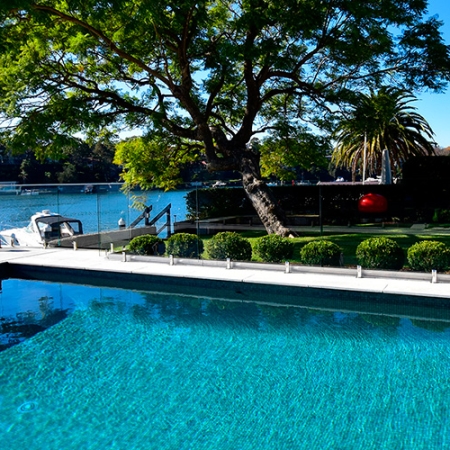 Piscina de gresite verde, conecta con la naturaleza