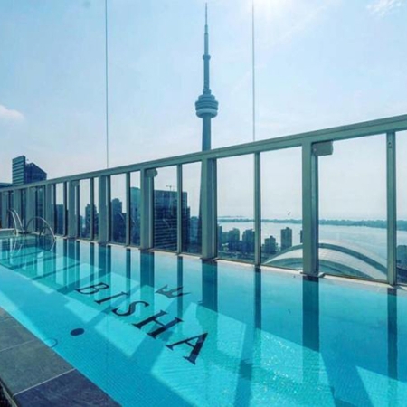 Una piscina de Ezarri en el cielo de Toronto, a 500 metros de la torre más alta de América