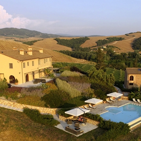 Una bella piscina de mosaico entre los olivos de la Toscana