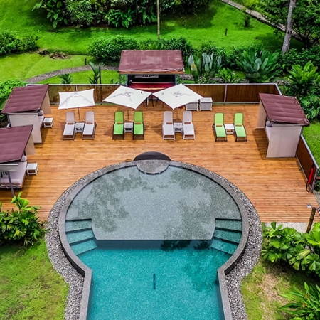 Una piscina infinity en la selva