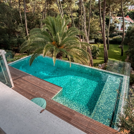 Espectacular piscina gresite verde turquesa para una villa en el bosque