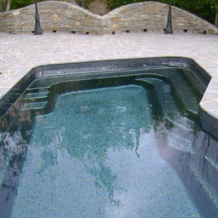 Renueva tu piscina de poliéster con el mosaico Ezarri